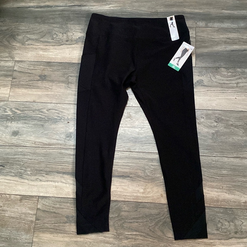 Ladies dark navy Capri active leggings.